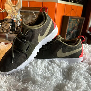 Nike SB TRAINERENDER Men's Size 10 Sneakers 616575-326 Khaki Olive Crimson Shoes